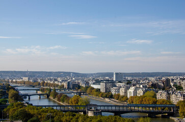 Obraz premium The bridges over the Seine in Paris connect past and present with charm and history, reflecting lights, loves and dreams in the soul of the City of Lights.