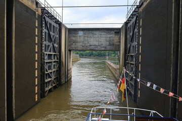 Blick in eine Schleuse auf einem Fluss