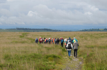 Groupe de randonneurs dans les Monts d'Arrée en Bretagne - France