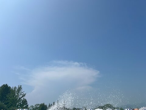 Blauer Himmel, Sommerstimmung und Seifenblasen aus der Seifenblasenmaschine 