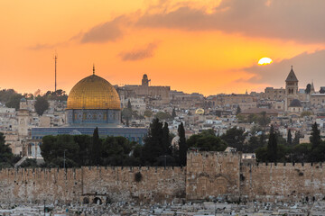 The sun setting above the Old City of Jerusalem behind the Dome of the Rock mosque © Isaac