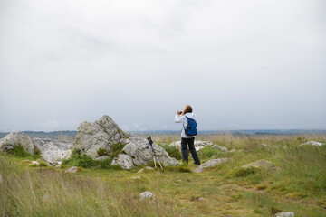 Groupe de randonneurs seniors dans les monts d'Arrée en Bretagne - France