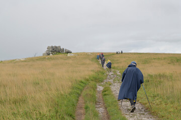 Groupe de randonneurs seniors dans les monts d'Arrée en Bretagne - France