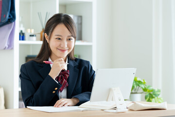 タブレットで勉強する女子高生