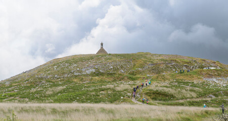 Groupe de randonneurs seniors dans les monts d'Arrée en Bretagne - France