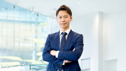腕組みをして微笑む男性ビジネスマン