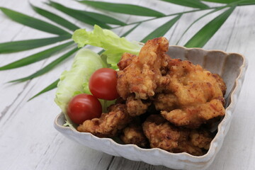 美味しそうな鳥のからあげと新鮮な野菜