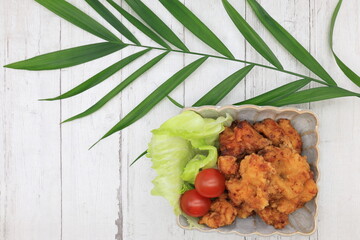 美味しそうな鳥のからあげと新鮮な野菜