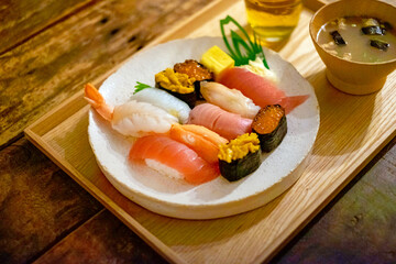 日本のお寿司と味噌汁