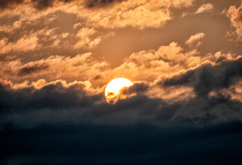 Die Sonne geht hinter den Wolken unter