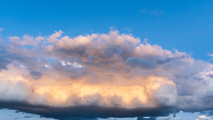 Eine dramatische Wolke vor blauem Himmel