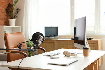 Naklejka premium Workplace with microphone in recording studio