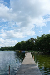 Pomost nad brzegiem jeziora