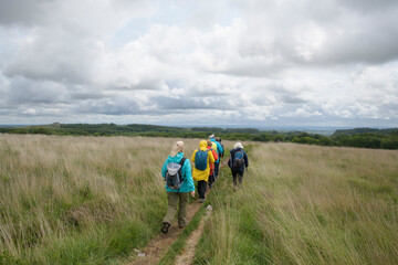 Randonneurs seniors dans les Monts d'Arrée en Bretagne - France