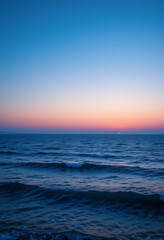 Obraz premium Peaceful Ocean Sunset with Colorful Gradient Sky and Gentle Waves