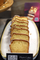plumcake partido en  un plato para degustar