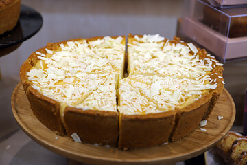 tarta artesanal de limón con trozos de chocolate blanco
