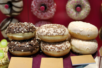 donas y rosquillas con chocolate y crema en el mostrador de la pastelería