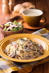 【マッシュルームのクリームパスタ】マッシュルームとしめじをたっぷり使ったキノコのクリームパスタです。｜ 【Creamy Mushroom Pasta with Shimeji】　A rich and creamy pasta dish made with plenty of mushrooms and shimeji. Perfect for autumn meals.