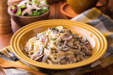 【マッシュルームのクリームパスタ】マッシュルームとしめじをたっぷり使ったキノコのクリームパスタです。｜ 【Creamy Mushroom Pasta with Shimeji】　A rich and creamy pasta dish made with plenty of mushrooms and shimeji. Perfect for autumn meals.