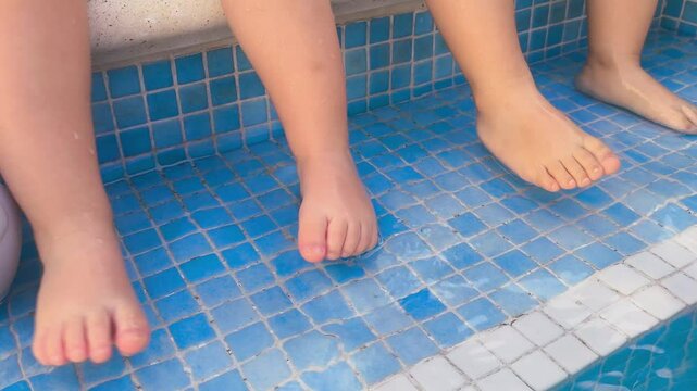 pies de ni&ntilde;os, jugando en el agua, diversi&oacute;n infantil, verano alegre, chapoteo fresco, agua cristalina, juegos al aire libre, felicidad pura, risas infantiles, movimiento natural, gotas de agua, super