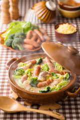 【豆乳チーズ鍋】コンメソと塩で味を整えた豆乳とたっぷりのチーズで楽しむ豆乳チーズ鍋。胡椒を軽くふって仕上げました。 |  【Soy Milk Cheese Hot Pot】A creamy hot pot made with soy milk, cheese, and a dash of salt and consommé. Finished with a black pepper.