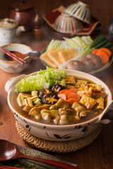 【和風カレー鍋】和風だしで作ったカレーのつゆで豚バラ肉・野菜・豆腐・油揚げを楽しむ鍋です。 | 【Japanese Curry Hot Pot】A Japanese-style hot pot featuring pork belly, vegetables, tofu, and fried tofu simmered in a curry-flavored dashi broth.