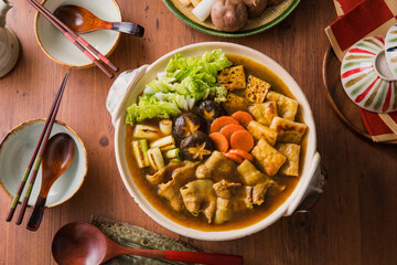 【和風カレー鍋】和風だしで作ったカレーのつゆで豚バラ肉・野菜・豆腐・油揚げを楽しむ鍋です。 | 【Japanese Curry Hot Pot】A Japanese-style hot pot featuring pork belly, vegetables, tofu, and fried tofu simmered in a curry-flavored dashi broth.