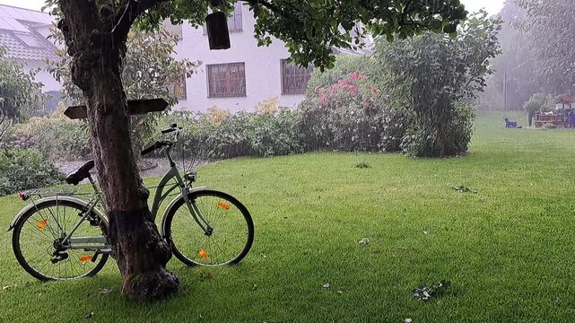 heftiger Landregen prasselt in den Garten