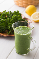 【ケールスムージー】ビタミン・ミネラル・カルシウムなどを多く含む栄養価の高い野菜「ケール」のスムージーです。 | 【Kale Smoothie – Nutritious Green Drink】A healthy green smoothie made with kale, rich in vitamins, minerals, and calcium.