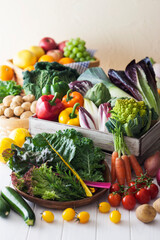 【野菜集合】スイスチャード・ズッキーニ・サニーレタス・トマト・ジャガイモ・人参・ロマネスコ・パプリカ・アーテチョーク・ロメインレタス・ポロネギ・チコリ・ケール・サボイキャベツ・トレビス | 【Assorted Fresh Vegetables – Colorful Seasonal Produce】A colorful mix of kale, tomatoes, zucchini.