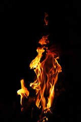 Obraz premium Close-up Shot of a Bonfire Flame in the Dark – Captivating Fire Texture and Burning Wood with Intense Heat, Perfect for Background