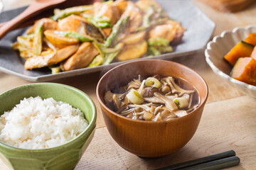 【きのこ汁】椎茸・しめじ茸・えのき茸・舞茸。表情豊かな茸がたっぷり入ったきのこ汁です。