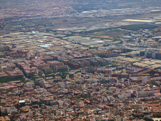 Vista aérea de edificios de Aldaia, casas de Alaquàs, zona industrial y cultivos, pueblo de...