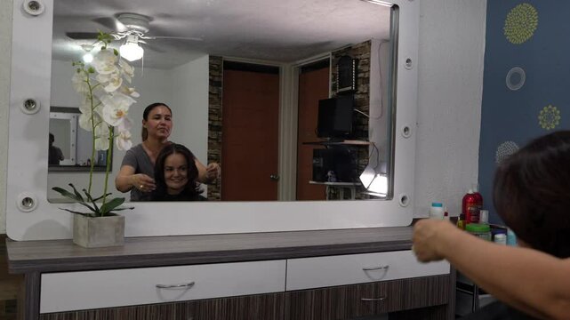 Corte de cabello en peluqu&eacute;ria humilde de barrio de M&eacute;xico