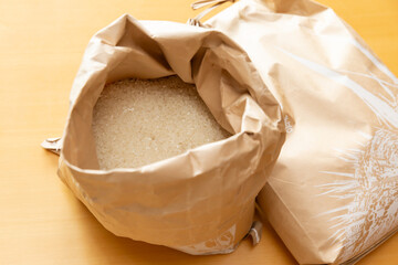 米袋に入った白米