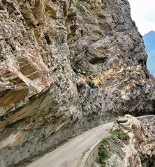 Tunel e estrada em Peru. precipicio. turismo