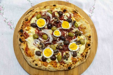 Original Brazilian pizza with olives, mushrooms, grated pepperoni, onion, red pepper, oregano and extra virgin olive oil