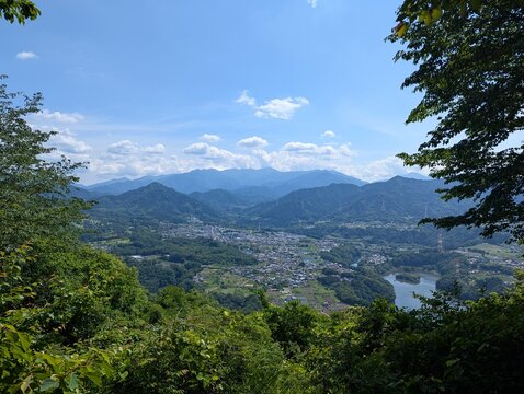 南高尾から望む津久井湖と山並み（初夏）