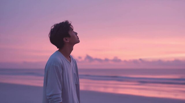 淡いパステルカラーの夕暮れと若い男性　エモい風景