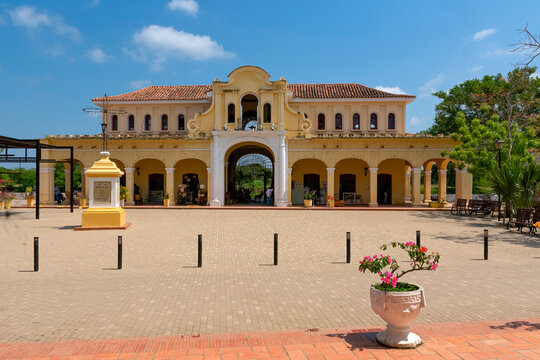 Facade of the colonial building of the public market in the Mompox plaza.