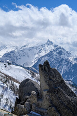 【残雪期　燕岳】イルカ岩と槍ヶ岳