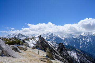 【残雪期　燕岳】イルカ岩と槍ヶ岳