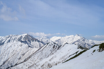 【残雪期　燕岳】燕山荘から望む表銀座の稜線