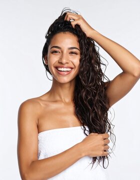 Mujer Joven Sonriente con Cabello Mojado y Toalla - Cuidado del Cabello, Post-Ducha, Frescura

