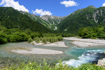 河童橋袂から望む梓川の上流。正面奥は穂高連峰。梓川は、長野県松本市を流れる信濃川水系犀川の上流域を示す別称。
