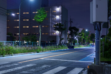 静寂に包まれた深夜の工業通り