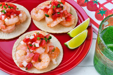 メキシコの美味しいタコス　エビのタコス（海老のタコス） サルサ・メヒカーナ（サルサメヒカーナ）を添えて　Delicious Mexican tacos: Shrimp tacos, served with Salsa Mexicana 
