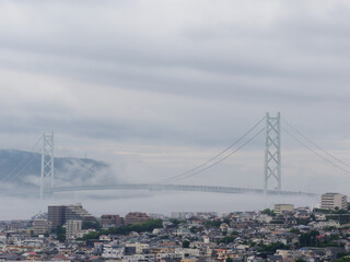 霧に浮かぶ明石海峡大橋