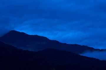 雲海の彼方 - 幻影が漂う.神秘の境界線